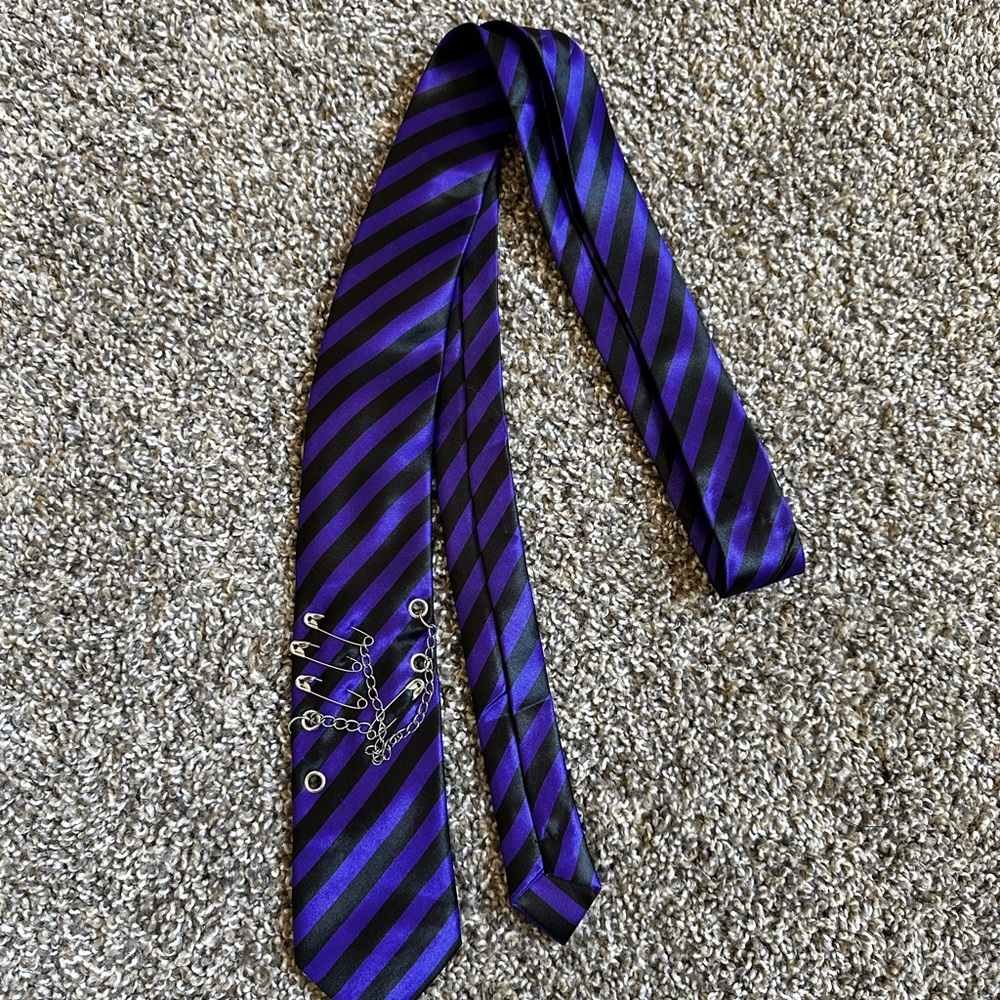 Claire’s black and purple stripe tie